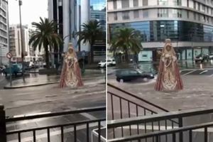 BOG JE LJUT: Prvo ih zadesila poplava, a onda se i Devica Marija pojavila na ulici! (VIDEO)
