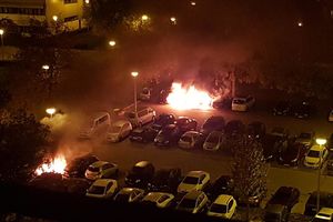 PAKLENE SCENE IZ ZAGREBA: Hteo da ukrade automobile, pa kad nije uspeo, zapalio ih! (FOTO, VIDEO)