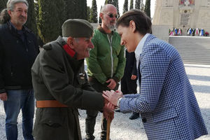 BRNABIĆEVA NA ZEJTINLIKU: Premijerka Ana obišla srpsko vojničko groblje, pa sa čika Đorđem popila po rakijicu za dušu palih ratnika (FOTO)