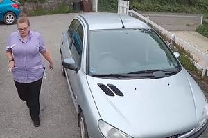 PORODICA SUMNJALA U NEGOVATELJICU, PA POSTAVILA KAMERE: Kad su videli šta radi dementnoj starici, odmah su pozvali policiju (VIDEO)