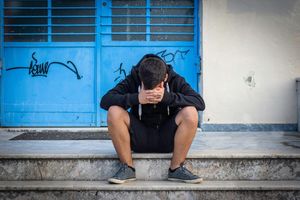SREDNJOŠKOLCI BRUTALNO MALTRETIRALI VRŠNJAKA: Nesrećni dečko morao da se ispiše iz škole jer nije mogao više da izdrži