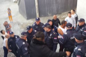 LJUDI MISLILI DA JE POČEO RAT: Kordon policije u romskim naseljima čuva električare dok seku struju (VIDEO)