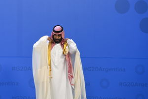 CEO SVET GLEDA U NJEGOVE NOGE: Evo šta je to obuo saudijski princ na samitu G20 (FOTO)