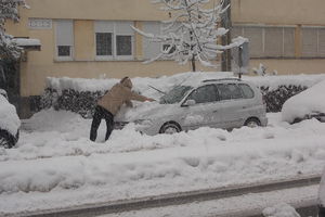 PUNE RUKE POSLA ZA LEKARE NA ORTOPEDIJI: Sneg napravio pometnju u Loznici, 27 završilo u gipsu