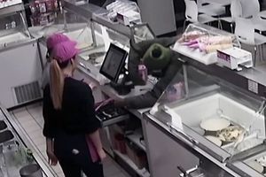 DRAMA U POSLASTIČARNICI! Lopov nožem napao prodavačicu, ali je njen kolega ispao HEROJ! (VIDEO)