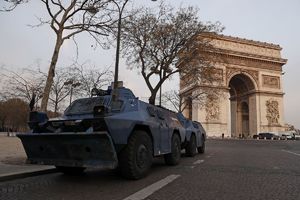 HAPŠENJA U PARIZU OD RANOG JUTRA: Privedeno više od 20 uoči demonstarcija! Za Žute prsluke spremni vodeni top, oklopna vozila i 8.000 policajaca!