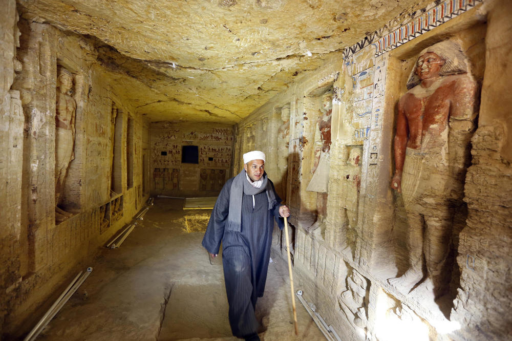 FANTASTIČNO OTKRIĆE U EGIPTU: U grobnici staroj 4.400 godina nađene superočuvane statue različitih boja i veličina! (FOTO GALERIJA)
