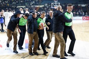 HAOS U PIONIRU: Sudije prekinule meč Partizana i Cedevite, košarkaš gostiju pogođen u glavu (KURIR TV)