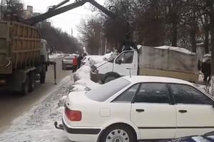 POGLEDAJTE KAKO IZGLEDA KAD U RUSIJI PAUK NOSI VOZILA: Ovaj kamion je u trenutku NESTAO sa parkinga (VIDEO)