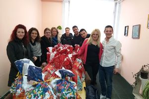 E, TO SU PRAVI MODERNI DEDA MRAZEVI: Studenti Beogradskog univerziteta obradovali mališane iz Prokuplja novogodišnjim paketićima