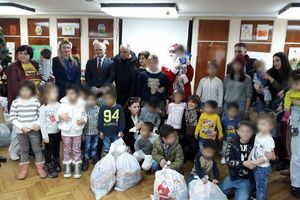 NJIHOV OSMEH GREJE DUŠU: Paketići za mališane iz Zvečanske i Prihvatilišta (FOTO)