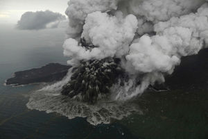 SKORO NESTAO U ERUPCIJI: Vulkan koji je pokrenuo smrtonosni cunami se smanjio za čak dve trećine! (VIDEO)
