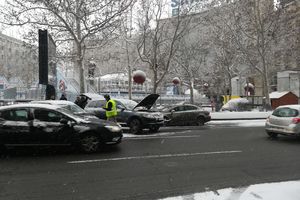 KARAMBOL U CENTRU BEOGRADA: Sudar tri automobila na Trgu Nikole Pašića, saobraćaj usporen