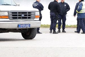 FILMSKO HAPŠENJE NA ADI HUJI Policajci upali u lokal zbog dojave o NAORUŽANOM muškarcu - usledila EKSPRESNA REAKCIJA (FOTO)