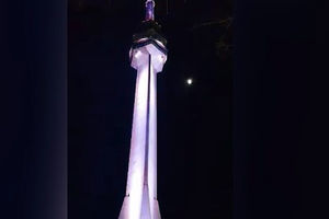 TORANJ NA AVALI SIJA U BOJAMA RUSKE ZASTAVE: Simbol Beograda dočekuje predsednika Putina (KURIR TV)