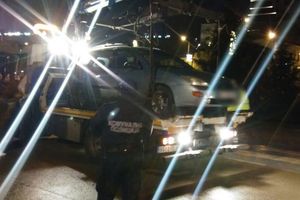 KOMUNALNA POLICIJA PONOVO U AKCIJI: Oduzeto još jedno vozilo divljih taksista kod Beton hale