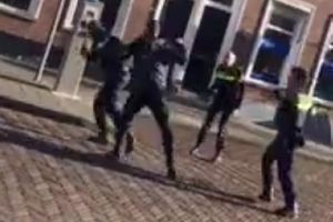 TRI POLICAJCA MU NE MOGU NIŠTA! Ludi Poljak lema holandske pubove po ulici, a oni nemaju rešenja! (VIDEO)