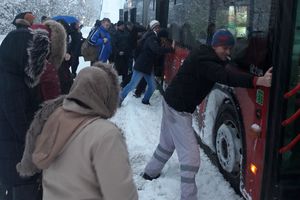REKLI SU NE ČEKAMO NIKOG I POČELI DA GURAJU: Putnici GSP na liniji 611 sami čupali autobus iz snega! (FOTO)