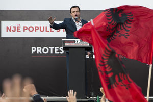 NOVI SKANDAL U REŽIJI PRIŠTINE! Zastava "velike Albanije" ponovo na mitingu u Tetovu!