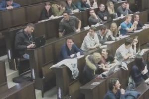 UZDASI ODZVANJALI AMFITEATROM! Student gledao pornić tokom predavanja, pa uključio zvučnike! (VIDEO 18 +)