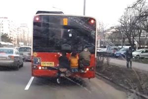 RUSKI RULET SA GRADSKIM SAOBRAĆAJEM: Troje tinejdžera visilo na zadnjem delu busa, zamalo izginuli (KURIR TV)