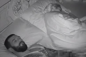LAKIĆ ZAVUKAO RUKU U GAĆE I MESI: Nikoli ne smetaju kamere, ali ni što ONA spava pored njega! (VIDEO 18+)