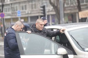ACA LUKAS POMAŽE DARKU LAZIĆU: Pevač na štakama došao na Šabanovu sahranu, kolege pokojnog Šaulića obuzela tuga... (KURIR TV)