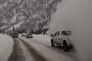 ZASTRAŠUJUĆI SNIMAK SA AUTO-PUTA: Opušteno su vozili, a onda se pojavio ogroman beli oblak! Lavina ih je sve progutala! (VIDEO)