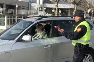 KARANFIL UMESTO KAZNE: Akcija ulcinjskih saobraćajaca oduševila dame!
