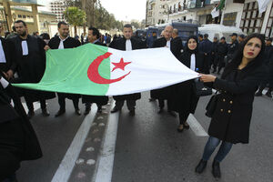 POKUŠAJ PRIBLIŽAVANJA BIVŠE KOLONIJE I KOLONIZATORA: Predsednik Alžira pozdravio nov odnos poverenja s Francuskom