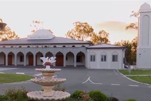 NAPAD NA MUSLIMANE I U AUSTRALIJI: Drogiran vređao vernike, pa se kolima zaleteo u džamiju! (VIDEO)
