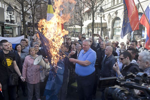 ŠETNJA POVODOM 20. GODINA OD BOMBARDOVANJA: Vojislav Šešelj zapalio zastave EU i NATO (FOTO)
