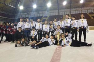 VELIKI USPEH CRNO-BELIH NADA: Mladi hokejaši Partizana osvojili Karpatsku juniorsku ligu!