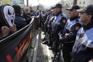 NE ODUSTAJU OD RAMINE OSTAVKE: Opozicija ispred albanskog parlamenta, traže prevremene izbore!