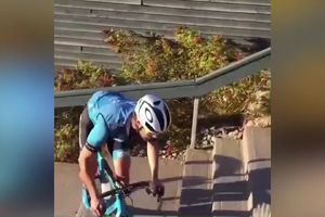 KAKO JE OVO USPEO?! Čovek vozi bicikl UZ STEPENICE! Nije mu bilo lako, ali je IZGURAO DO KRAJA! (VIDEO)