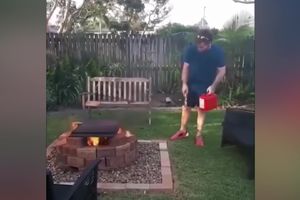 I ZA ROŠTILJANJE TREBA IMATI PAMETI! Umesto da pripremi žar za roštilj, ovaj čovek je zapalio sopstveno dvorište na najgluplji način! (VIDEO)