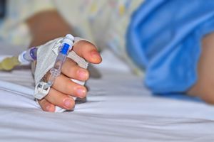 UŽAS U GRČKOJ Devojčica preminula nakon jednog dana u bolnici, sumnja se da je uzrok smrti INFEKCIJA STREPTOKOKOM