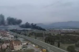 NOVA EKOLOŠKA KATASTROFA U PODGORICI: Zapaljeno više stotina guma na Ćemovskom polju (VIDEO)