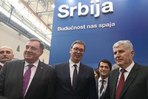 BUDUĆNOST NAS SPAJA! Vučić na nacionalnom štandu Srbije na sajmu u Mostaru podelio predstavnicima BiH medenjake u BOJAMA SRPSKE ZASTAVE!