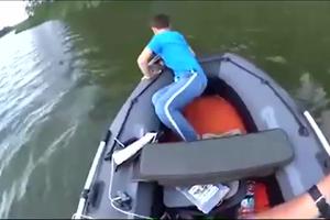 O NEEE, KAKAV PEH: Dok je on fotografisao ulovljenu ribu, dečaku je upao tablet u reku (VIDEO)