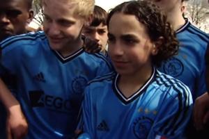 OD OVOGA BI I KAMEN ZAPLAKAO: Ajaks objavio snimak dvojice mladih fudbalera, od kojih je jedan na pragu Barselone, a drugi sa trajnim oštećenjem mozga! (VIDEO)