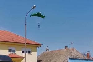 PADOBRANAC ZAVRŠIO U DVORIŠTU KUĆE: Snažan vetar ga odveo na pogrešnu stranu! (VIDEO)