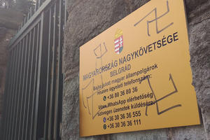NA TABLAMA NAPISALI FAŠISTI, MARŠ IZ MOJE ULICE: Oskrnavljena zgrada Ambasade Mađarske u Beogradu, nacrtali i kukaste krstove! (FOTO)