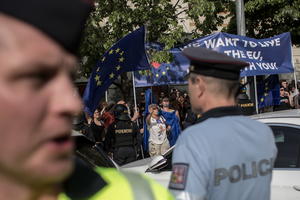 HAOS U PRAGU! SUKOB NACIONALISTA I ZAGOVORNIKA EU Desničari držali miting protiv Unije, ovi ih dočekali povicima: Fašisti! Gestapo! (FOTO, VIDEO)