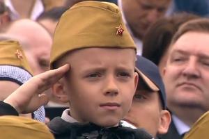 ON JE BUDUĆNOST RUSKE ARMIJE: Dok su tenkovi tutnjali ulicama Moskve, odlučio je da ih ovako pozdravi! (VIDEO)