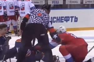PUTIN PONOVO U AKCIJI: Zaigrao hokej, a gledaoce je zapanjilo šta je uradio jednom sudiji! (VIDEO)
