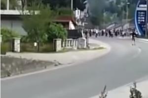 MASOVNA TUČA HORDI ZLA I MANIJAKA: Pogledajte brutalan obračun navijača Sarajeva i Željezničara! Sevale PESNICE, PALICE, letele KAMENICE... (VIDEO)