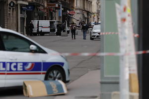 BRUTALAN NAPAD ISLAMISTA NA POLICIJSKU STANICU U FRANCUSKOJ 15 maskiranih napadača ispalilo 115 projektila uz povike: IZAĐITE DA VAS ZAPALIMO (VIDEO)