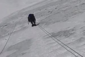 NEVIĐENE GUŽVE NA MESTU GDE TO NIKO NE BI OČEKIVAO: Dugi redovi ka Mont Everestu alpinisti došli glave, ovo je bio njegov poslednji snimak! (VIDEO)