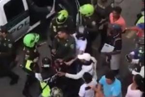 JEZIVE SCENE U KOLUMBIJI: Navijači brutalno prebili devojku i ostavili je u lokvi krvi, a policajca izboli nožem (UZNEMIRUJUĆI VIDEO)